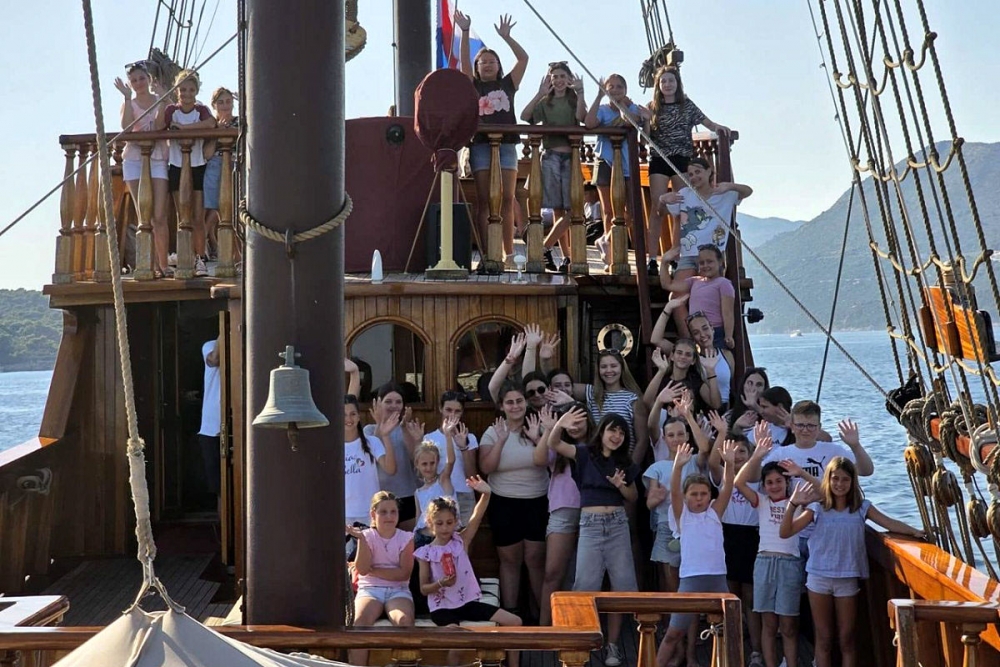 Izlet članova zborova, ministranta i crkovinara župe Mlini brodom Karaka na Lopud (FOTO)