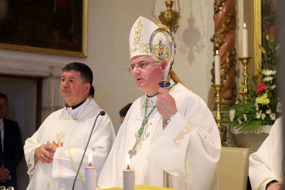 Biskup Uzinić otkazao sve krizme u ovoj pastoralnoj godini, odluka o prvim pričestima prepuštena župnicima