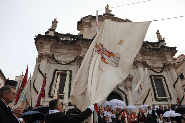Otvaranja Feste sv. Vlaha ispred Parčeve crkve na Stradunu (VIDEO - UŽIVO)