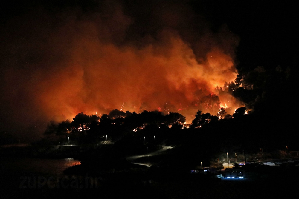 Gori iznad mula u Srebrenom uz &scaron;etnicu prema Kuparima, vatrogasci na intervenciji (FOTO)