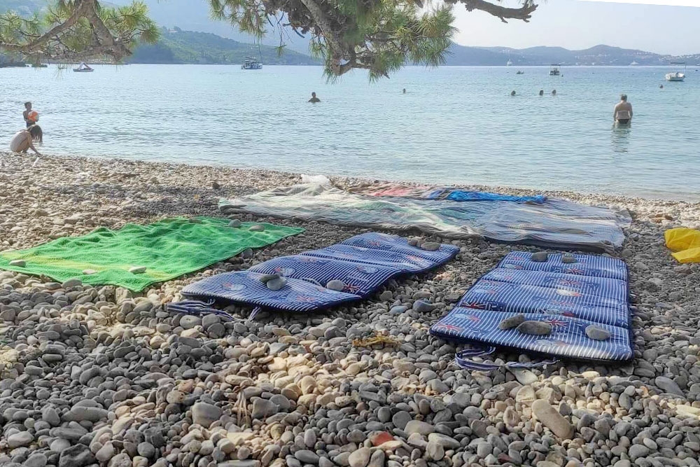 FOTO VIJEST ČITATELJA;  Na plaži Srebrenom sva mjesta u hladu "rezervirana" &scaron;ugamanima
