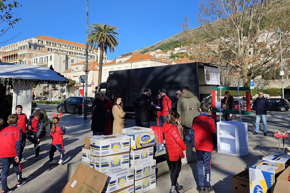 U akciji &ldquo;Podijelimo radost Božića&rdquo; za potrebite u Borovom Naselju prikupljeno 420 paketa