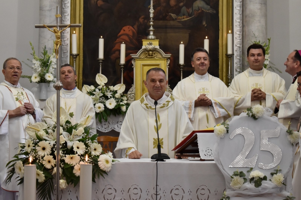 Don Nikola Beri&scaron;ić proslavio srebrni svećenički jubilej, na svečanoj misi propovijedao mons. Palić (FOTO)