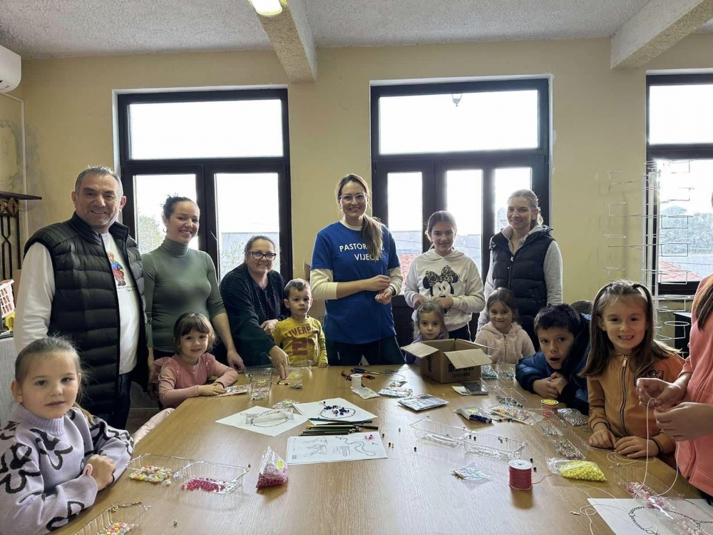 Radionica izrade krunica i predstavljanje prvopričesnika u župi Velike Gospe u Postranju (FOTO)