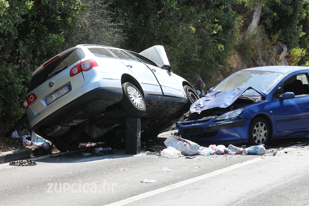 Policijsko priopćenje o prometnoj nesreći u Solinama; Oba vozača zadobila teške tjelesne ozljede