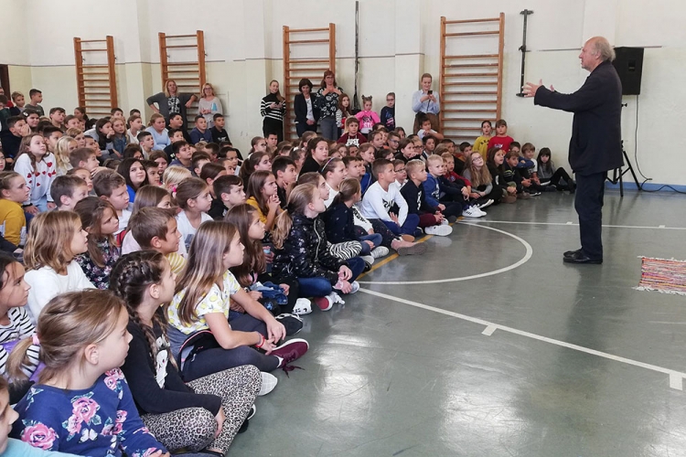 &bdquo;Neka odrastanje bude dječja igra&ldquo; - Bajkaonica s Zijahom Sokolovićem u župskoj &scaron;koli