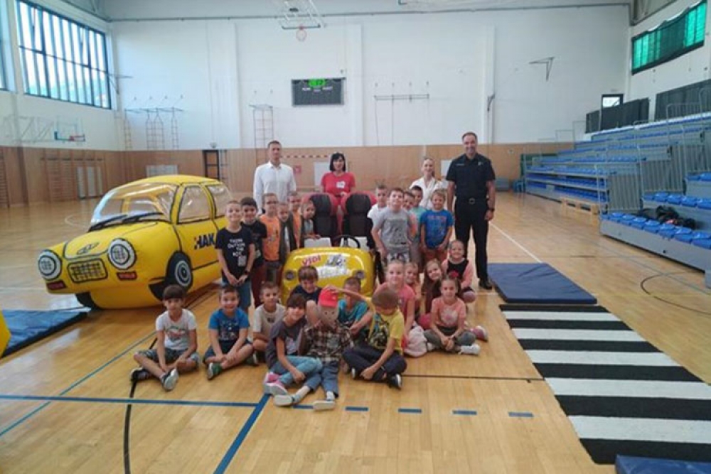 Prometna policija u župskoj &scaron;koli kroz projekt Vidi i klikni educirala najmlađe (FOTO)