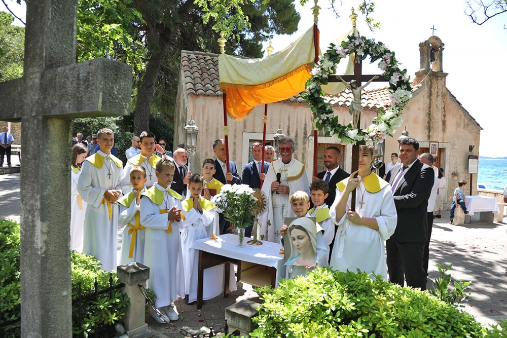 Korosante u Mlinima - Jedna od najljepših Tijelovskih procesija uz obalu (VIDEO)