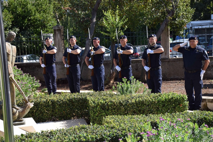 Položeni vijenci i zapaljene svijeće kod spomenika ispred zgrade Policijske uprave