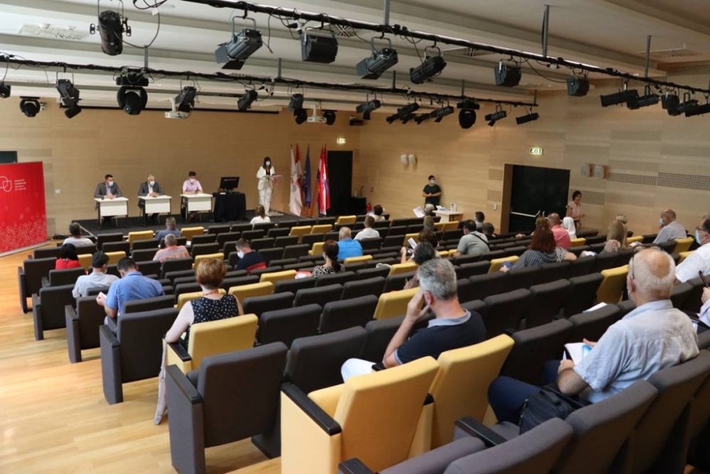 Dobroslavić održao sastanak s ravnateljima osnovnih i srednjih &scaron;kola na temu početka nove &scaron;kolske godine