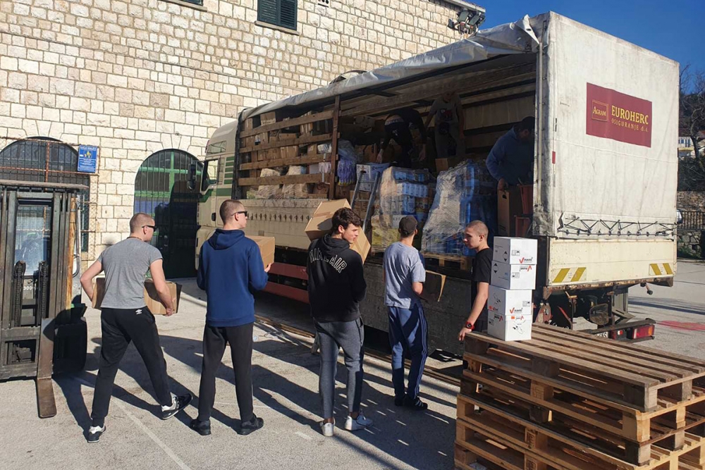 Prema Petrinji kreće kamion s humanitarnom pomoći prikupljenom u zgradi &scaron;kole na Kantulama (FOTO)