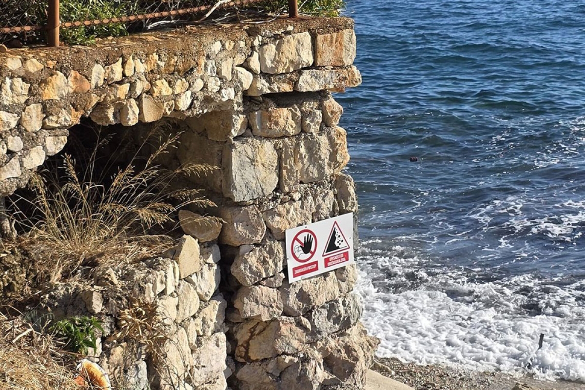 Obavijest iz Općine; Zid na istočnom dijelu plaže Pod Maslovo u izrazito je lo&scaron;em i ru&scaron;evnom stanju