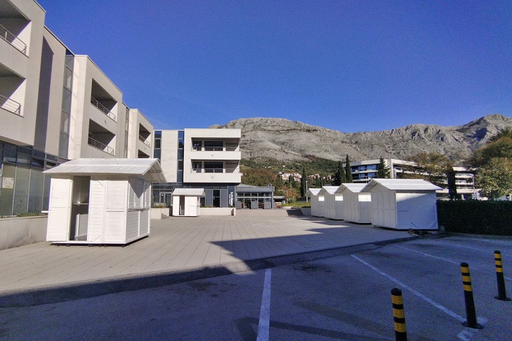 Pripreme za Advent u Župi; Postavljaju se kućice na trgu ispred zgrade Općine