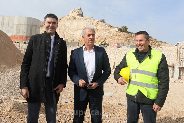 Gradonačelnik Franković u pratnji Nardellija i Lonze obi&scaron;ao gradili&scaron;te Groblja Dubac (FOTOGALERIJA)