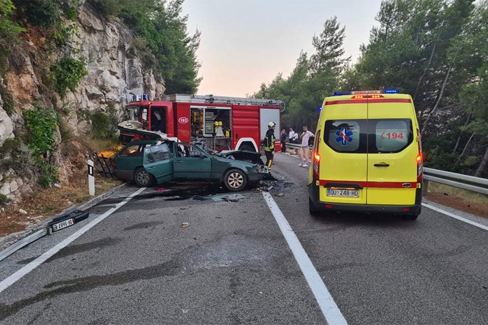 U te&scaron;koj prometnoj nesreći, sudaru dva automobila i kamiona na Velikim Žalima poginula jedna osoba (FOTO)