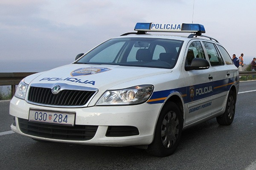 Policijsko izvje&scaron;će; Na Gorici sv. Vlaha izgorjela dva osobna vozila, nagorjela jo&scaron; tri, te moped i motocikl