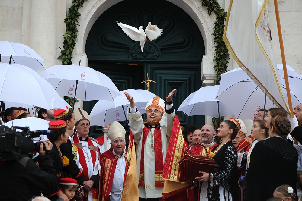 Biskup Glasnović otvorio Festu; Ako nas ne bude, tko će &scaron;tovati sv. Vlaha? Tko će izvijati barjake? (FOTOGALERIJA)