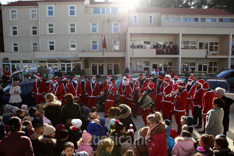 Na trgu ispred zgrade Općine ove se godine prvi put organizira "Advent u Župi"
