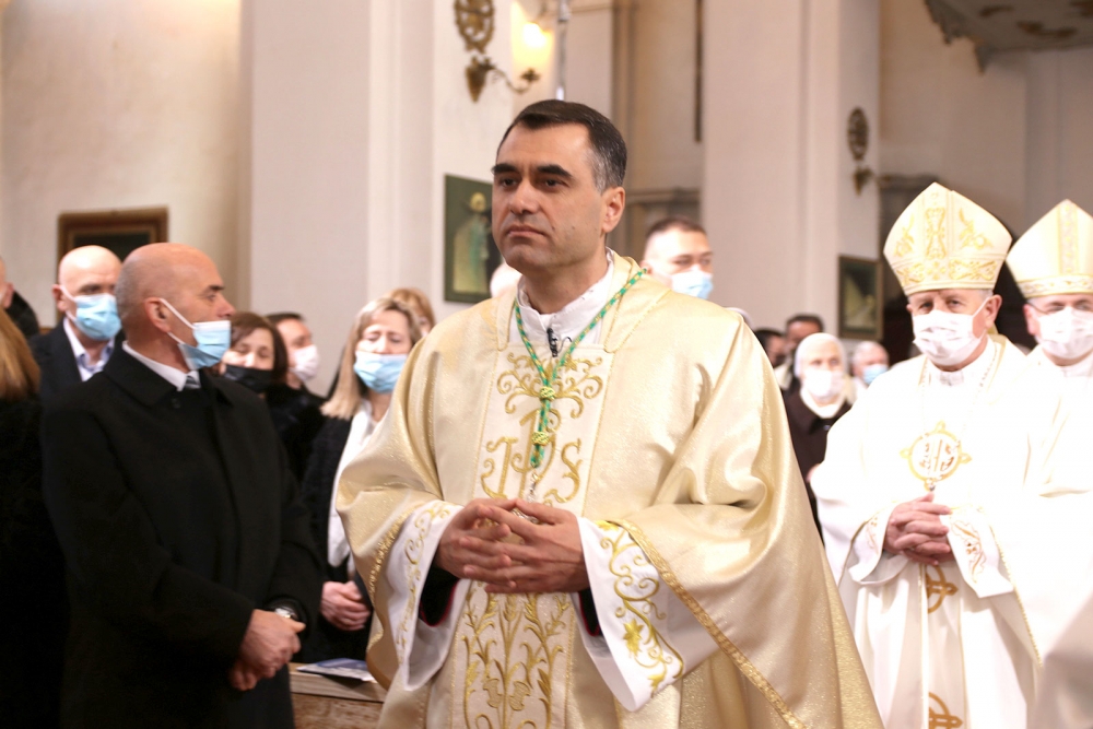 Biskup Roko Glasnović u prvoj izjavi nakon ređenja: Stavljam se na raspolaganje srcem i du&scaron;om