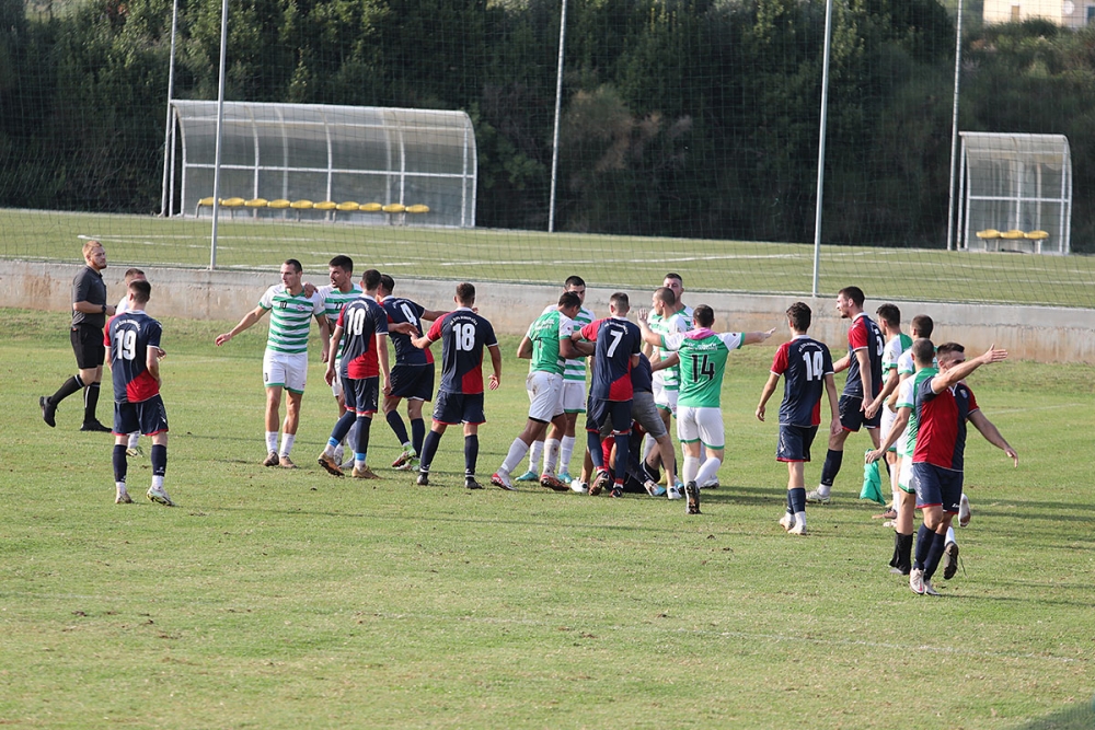 Na Taranteli umjesto nogometa naguravanje i tučnjava igrača, tri crvena kartona .. (FOTO)