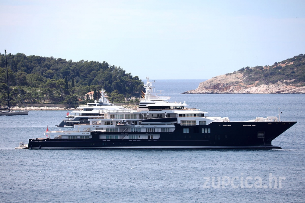 Ulysses, 116 metara duga megajahta novozelandskog milijardera Harta usidrena ispred Plata (FOTO)