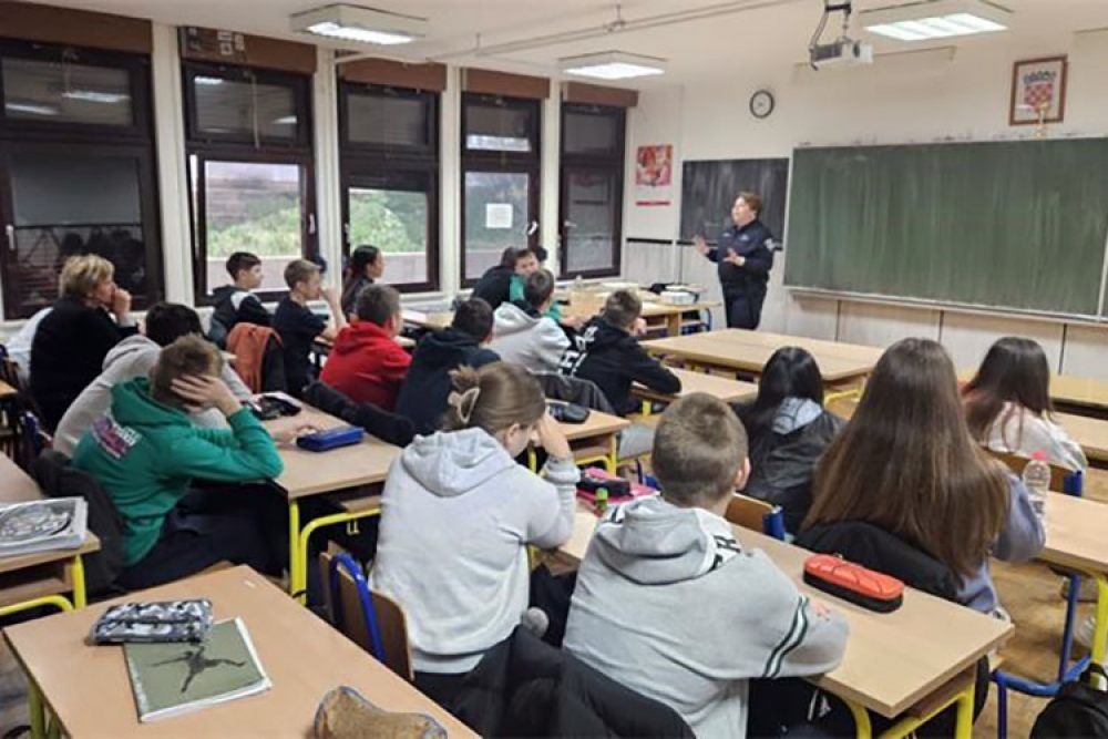 Policija učenicima osnovnih i srednjih &scaron;kola održala niz edukativnih predavanja o neprihvatljivim pona&scaron;anjima
