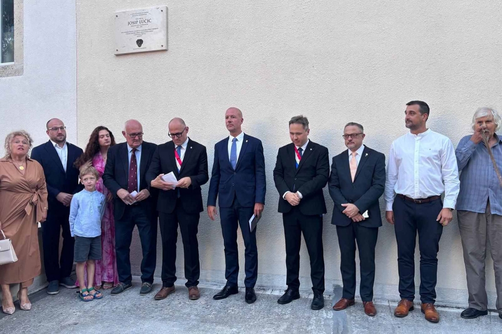 "Braća Hrvatskoga Zmaja" otkrila spomem ploču povjesničaru Josipu Lučiću "Zmaju od Župe dubrovačke"