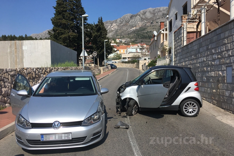 Sudar Golfa i Smarta na putu dr. Ante Starčevića kod raskrižja u Srebrenom (FOTO)