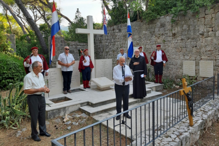 U petak 25.10. biskup Uzinić predvodi molitvu i večernju misu za ubijene na otoku Daksi