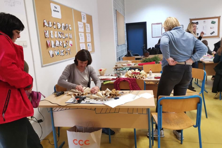 Učitelji župske &scaron;kole za vrijeme &scaron;trajka izrađuju Božićne ukrase za humanitarnu prodaju