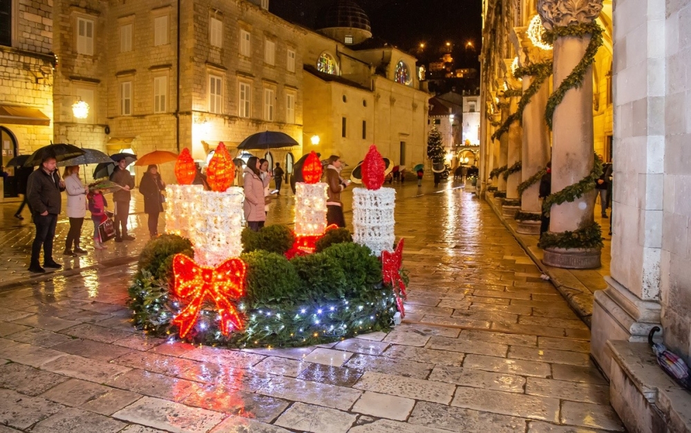 Uoči treće nedjelje adventa na vijencu ispred katedrale upaljena treća svijeća