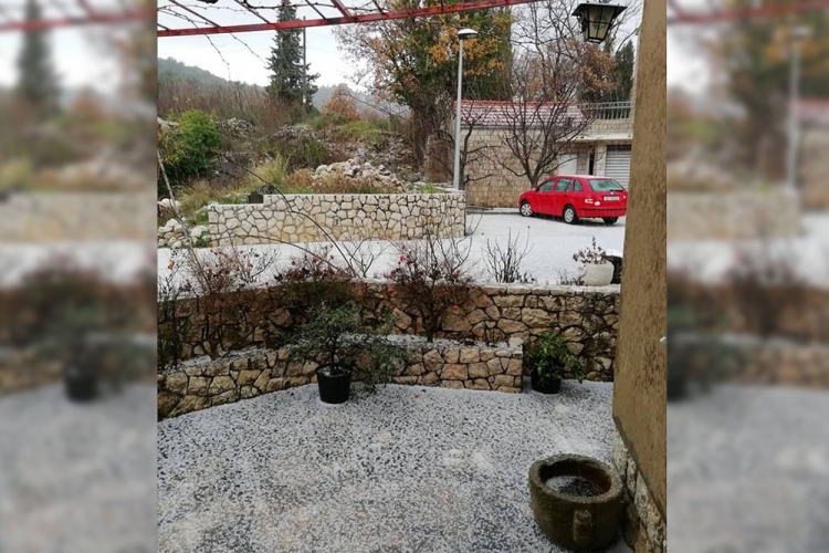 FOTO VIJEST; Grad zabijelio okućnice, krovove i kolnike u zapadnom djelu Župe