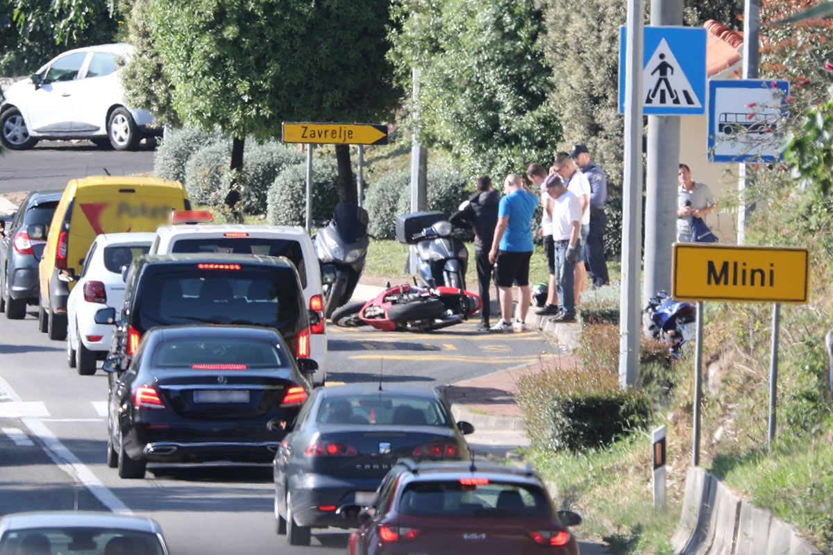 Prometna nesreća na križanju Astarea, motociklist vozilom Hitne pomoći prevezen u bolnicu