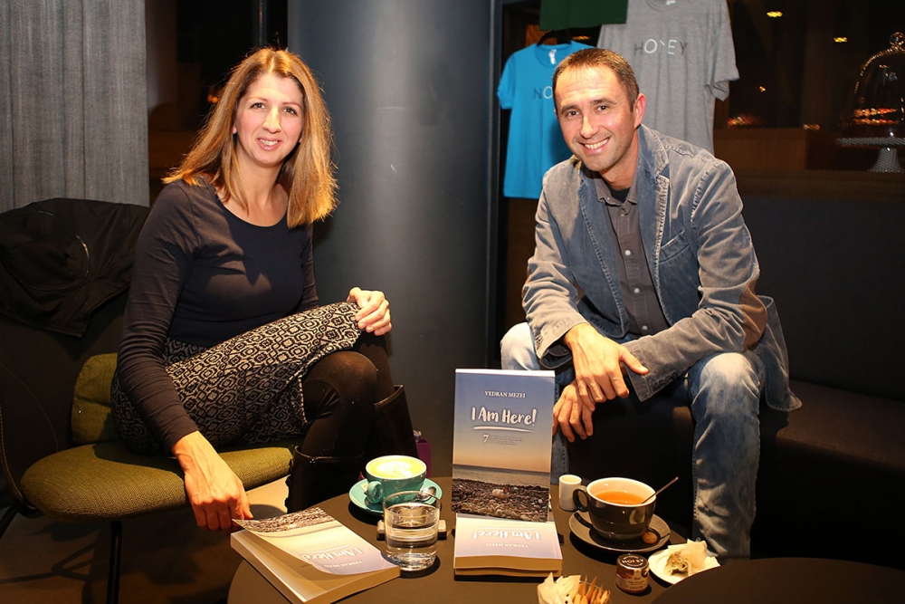 NA KAVI - Vedran Mezei; "Težio sam da to bude knjiga koju bih i sam volio pročitati"