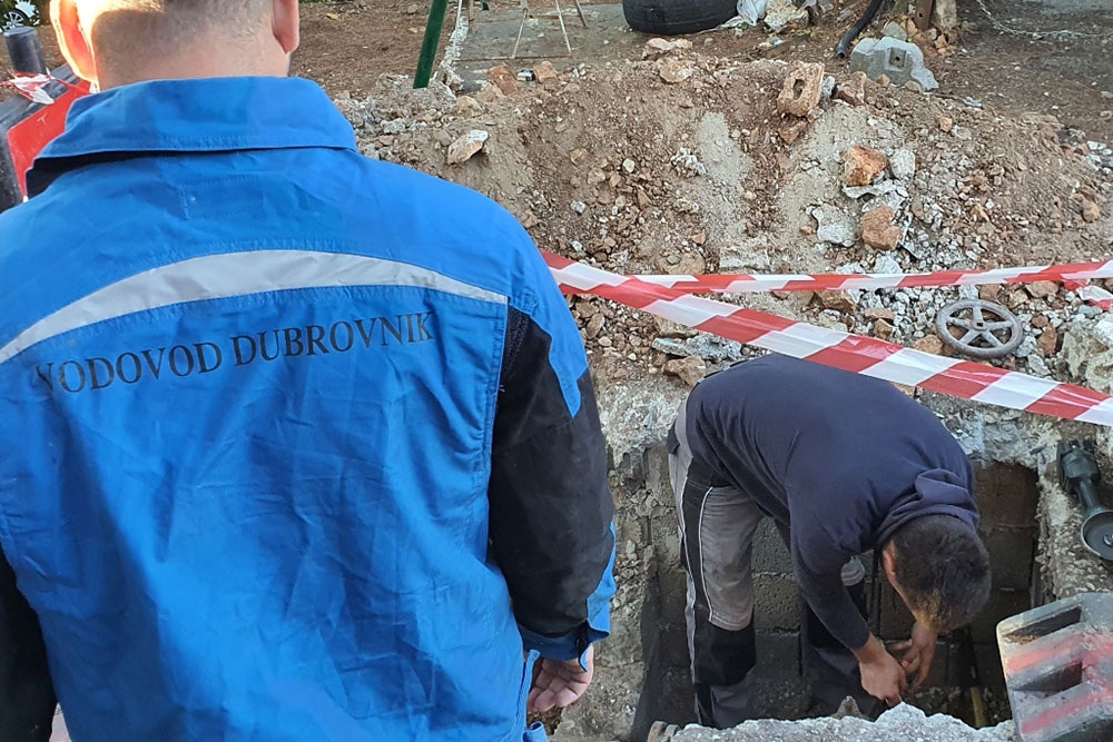 Puknuće na vodoopskrbnoj mreži bez vode vode dio Srebrenog, djelatnici Vodovoda na terenu