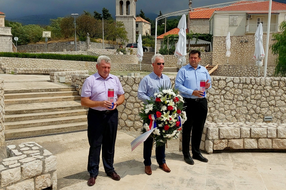 Nardelli, Maslać i Klešković položili su cvijeće i zapalili svijeće na Spomen obilježju u Mandaljeni