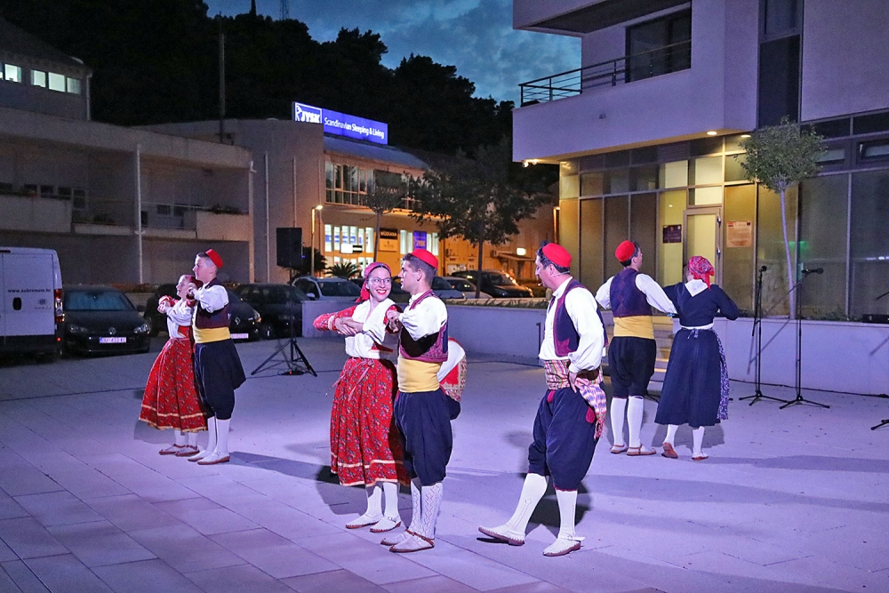 Župsko ljeto; Nastup KUD-a Marko Marojica na trgu ispred Općine u Srebrenom (VIDEO)