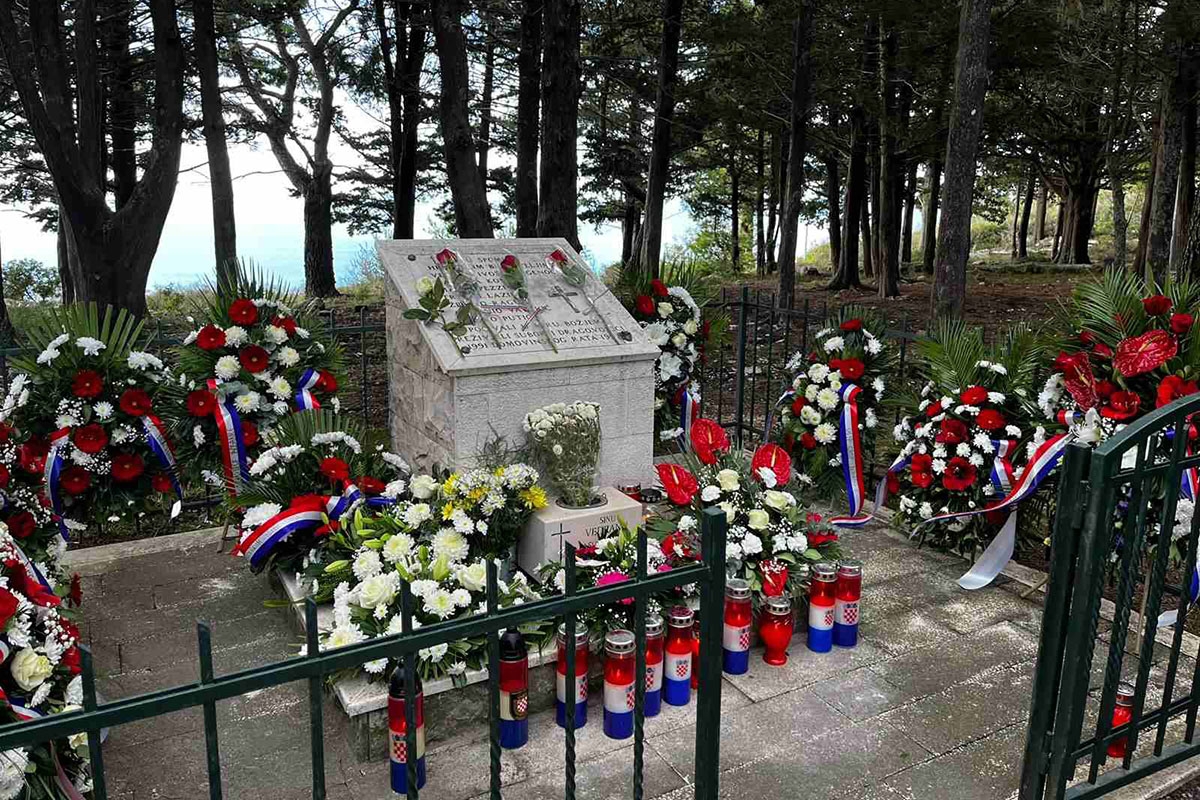 Odavanje počasti braniteljima poginulim na Bosanki, Komolcu i Strinčjeri