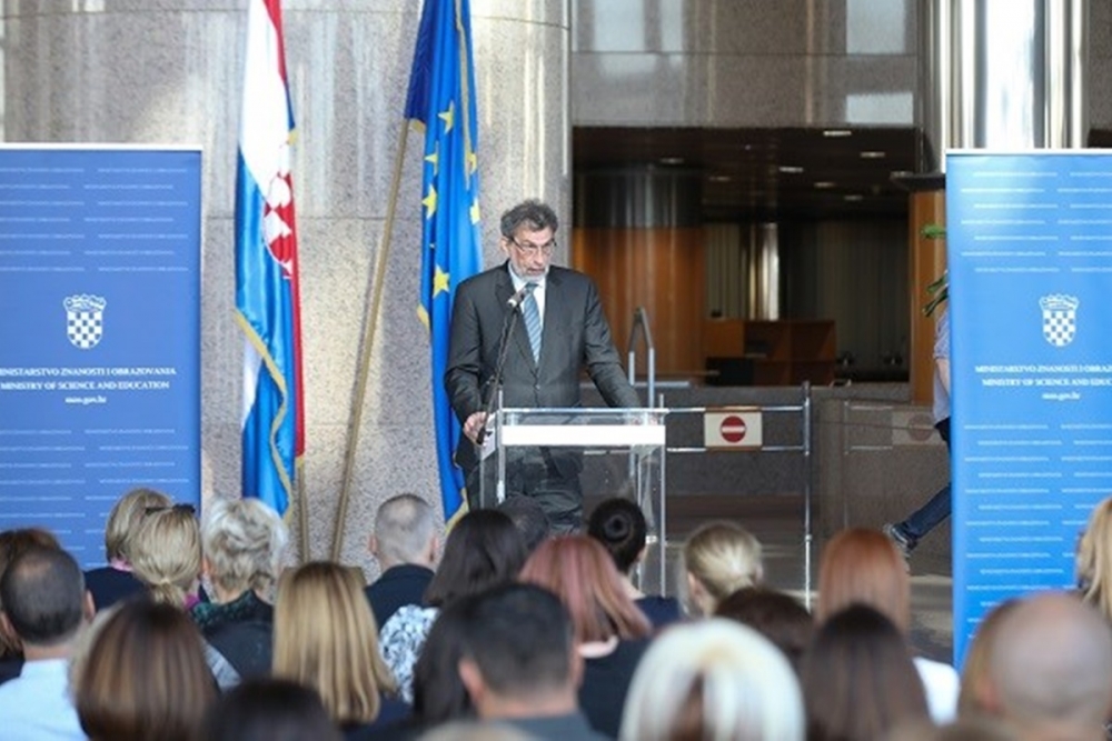 Nagrađeni najuspje&scaron;niji odgojno-obrazovni radnici, među njima i djelatnici &scaron;kola kojima je osnivač županija