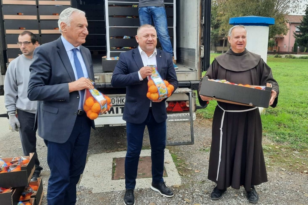 Dubrovačko-neretvanska županija i ove godine donirala mandarine Vukovarsko-srijemskoj županiji
