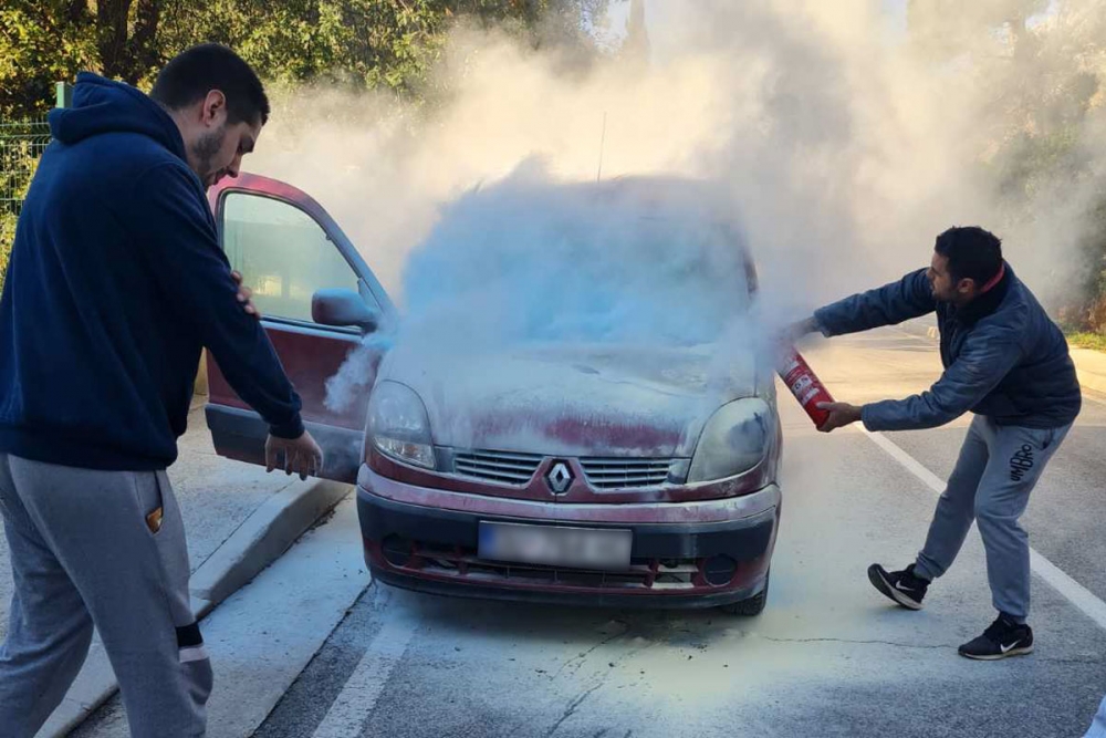 Samozapaljenje Renault Kangooa na Putu Don Antuna Kriletića u Poslovnoj zoni Čibača (FOTO)