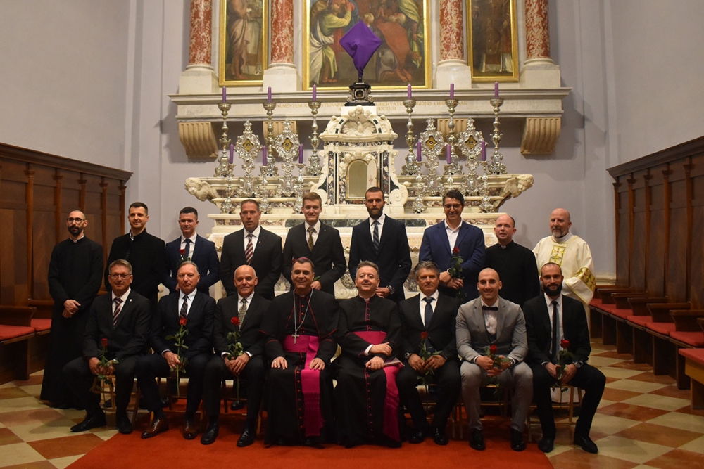 Veliki četvrtak u katedrali; Biskup Glasnović oprao noge dvanaestorici vjernika