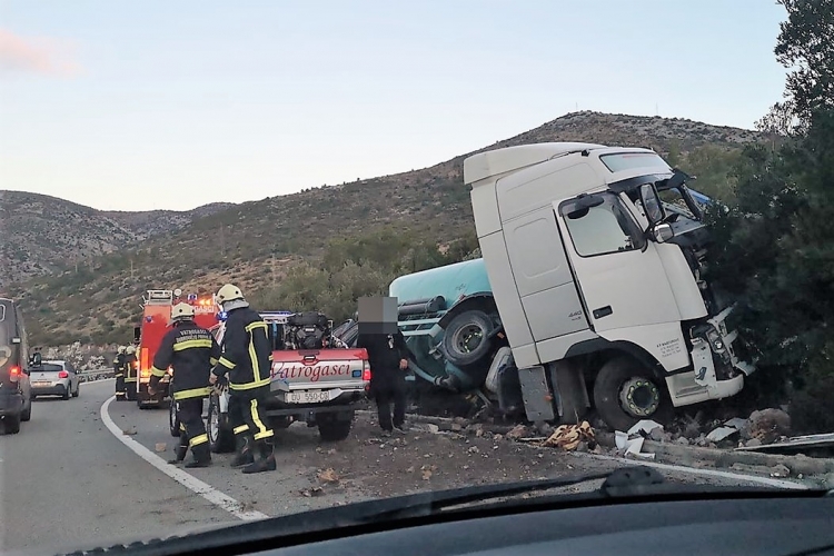 Te&scaron;ka prometna nesreća u Banićima, poginula jedna osoba - Promet magistralom zatvoren