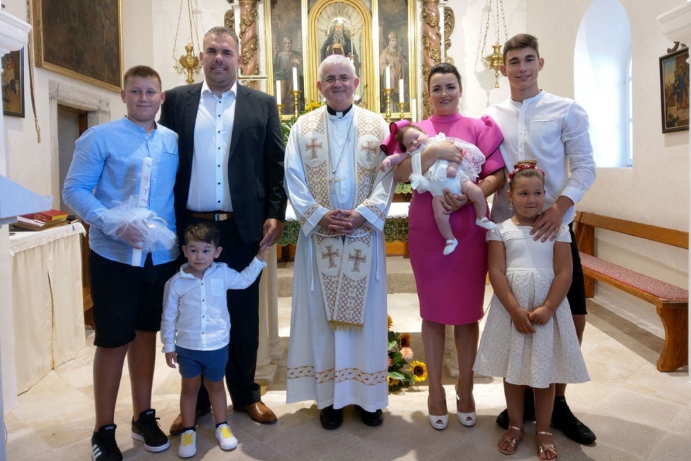 Dubrovački biskup mons. Mate Uzinić u Mlinima krstio peto dijete u obitelji Grbić (FOTO)