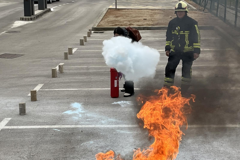 Pokazna vježba spa&scaron;avanja unesrećene osobe te ga&scaron;enja vatrogasnima aparatom na parkingu hotela Sheraton (FOTO)