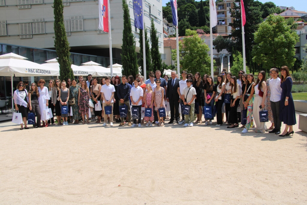 Župan uručio nagrade učenicima i mentorima za osvojena prva tri mjesta na državnim natjecanjima