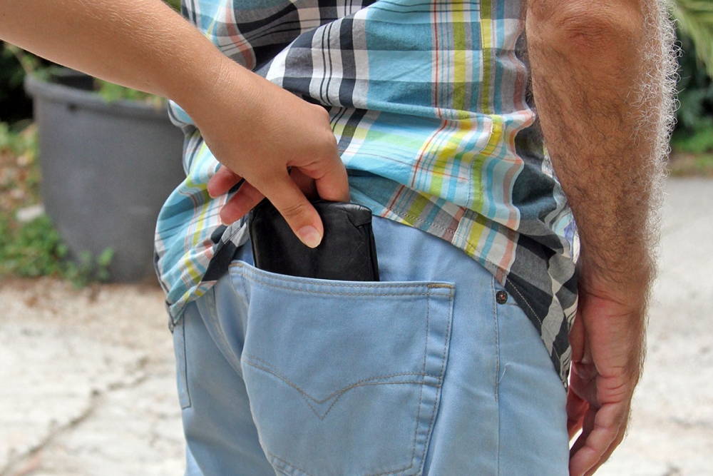 Uhićena dvojica rumunjskih državljana počinitelji džepne krađe, uzeli novac pa odbacili novčanik