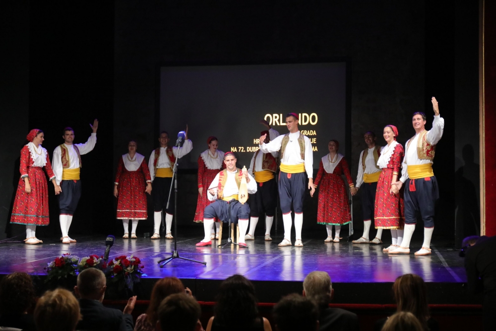 Dodijeljene nagrade; Orlando predstavi Glava lava i sopranistici Juliji Ležnjevoj, Grand prix Folklornom ansamblu Linđo