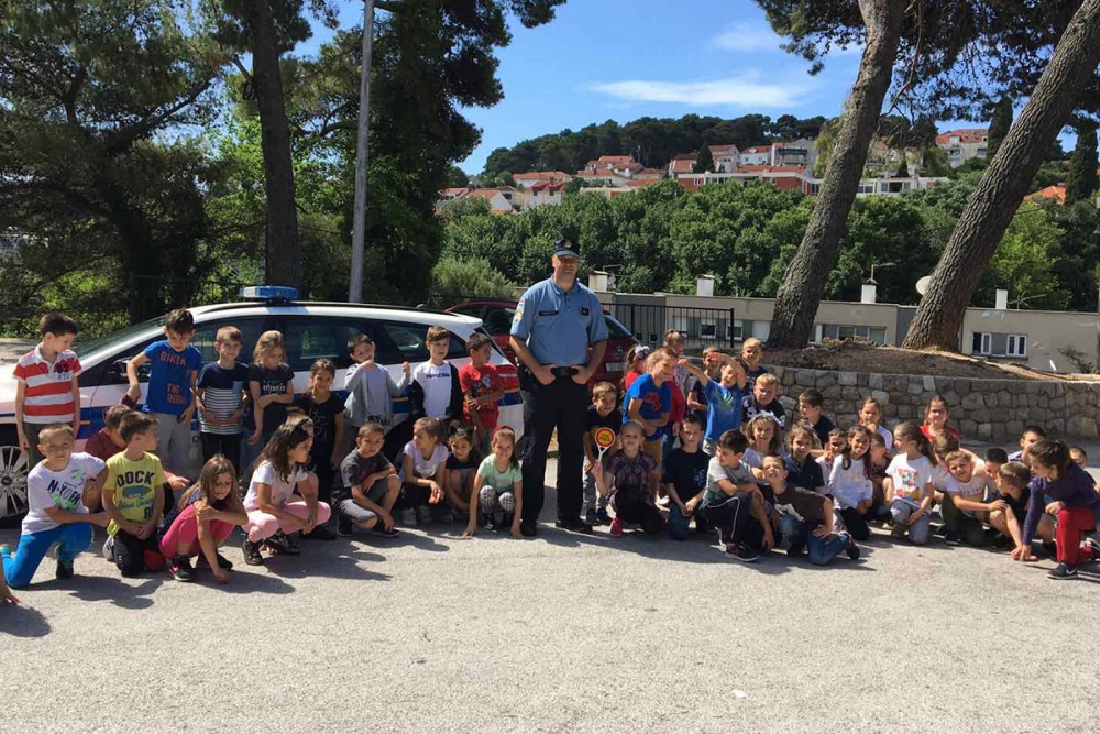 Aktivnosti prometne policije; "Učimo o prometu u pokretu" -Ukazati djeci na sve opasnosti koje ih čekaju na cesti