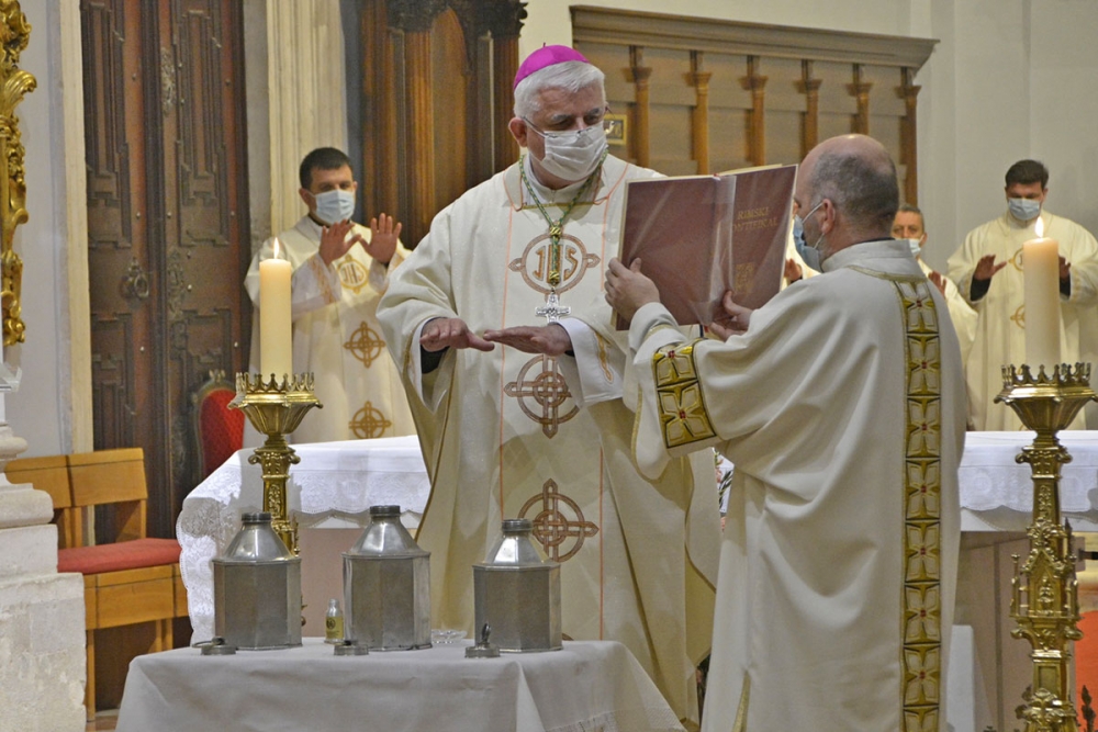 Mons. Uzinić na Misi posvete ulja i Svećeničkom danu; Svećenici trebaju ljudima biti poput očeva i majki